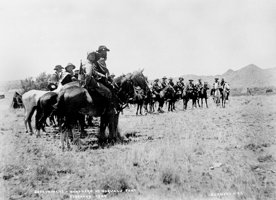 Several dozen mounted Boer soldiers.